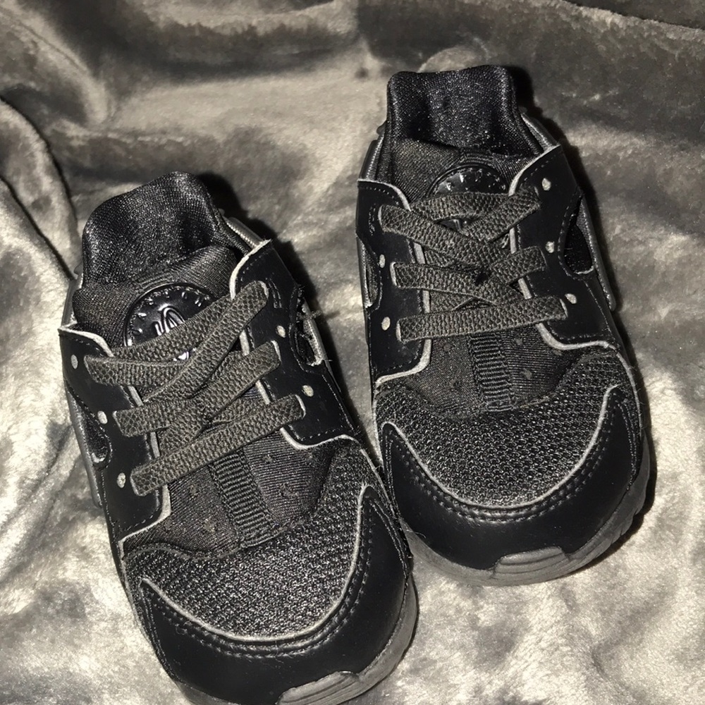 Toddler Nike Huaraches tennis shoes !